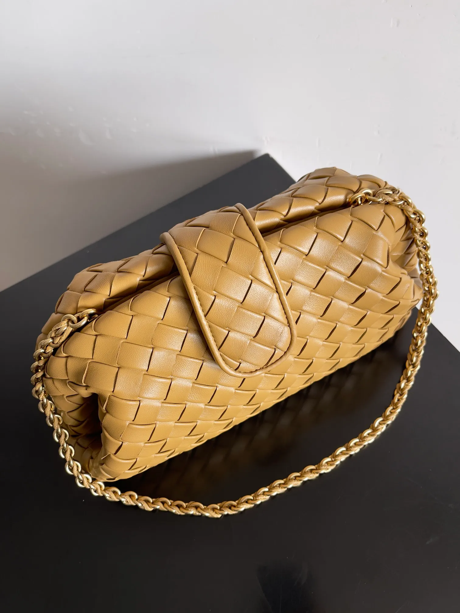 Batch 2260 BOTTEGA VENETA Lady's LAUREN CLUTCH Chain Clutch was inspired by 40 years ago. It is a perfect fusion of classic and modern bags. It is effortless and fashionable for any occasion and at any time. The newly added detachable metal chain allows people to have more ways to carry it. It is grand and elegant. Style No.: 785807 Size: 31.5*16.5*11cm